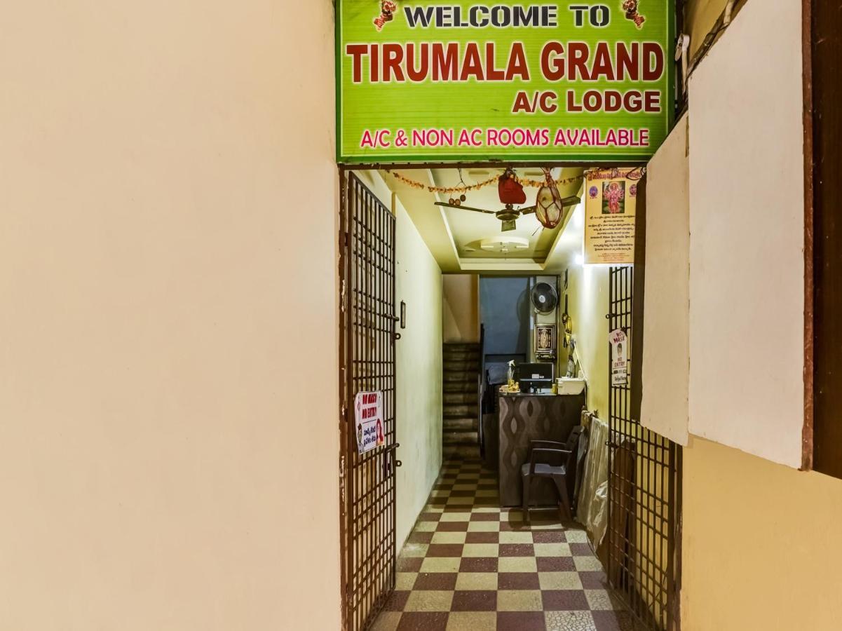 Oyo 84039 Tirumala Grand Rājahmundry Esterno foto